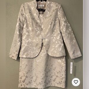 Jessica Howard Cream Floral Blazer and Skirt Set